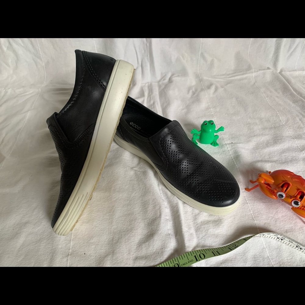 Ecco black textured shoes. Size 8 (larger side of 8) barely worn